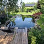 Træterrasse ved havedammen